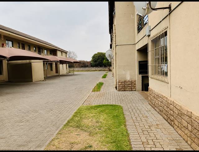2 BEDROOM APARTMENT FOR SALE IN VANDERBIJLPARK SE 6